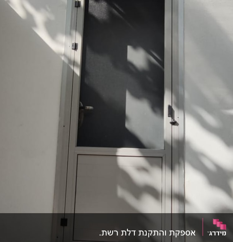 דלת אלומיניום אפורה עם ידית מתכת